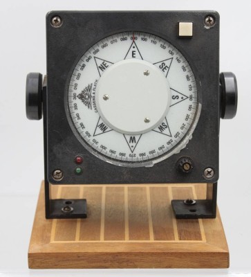 Auktion 368<br>analogen Magnetkompass-Repeater von Cassens & Plath [1]