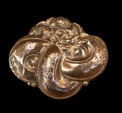 Auktion 369<br>Biedermeier-Schaumgoldbrosche bzw. Anhänger, Tragespuren, 4,2x3,5 cm [1]