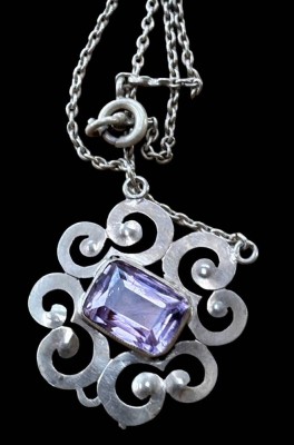 Auktion 369<br>Silber-Collier mit Anhänger, lila Stein, L-ca. 42 cm, 4,5 gr [1]