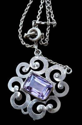 Auktion 369<br>Silber-Collier mit Anhänger, lila Stein, L-ca. 42 cm, 4,5 gr [1]