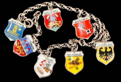 Auktion 369<br>Silber-800- Armkettchen mit 7 Anhänger, emaill. Stadtwappen, alle -800-, L-ca. 20 cm, 10,7 gr [1]