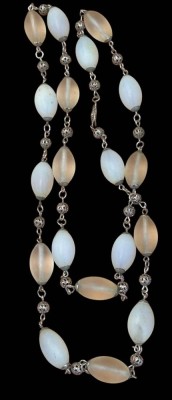 Auktion 369<br>Vintage Halskette, wohl opalisierende Glassteine mit Perlmutt/Mondstein?, Silber Zwischenelemente, L-ca. 44 cm, 71,5 gr. [1]