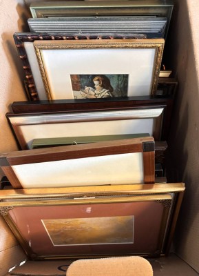 Auktion 369<br>Karton mit 27 kl. Kunstdrucken nach berühmten Künstlern wie Dali, Picasso, , Kandinsky, Egon Schiele, van Gogh, Vogeler etc., alle gut gerahmt/Glas, zum Grossteil rückwärts beschrieben [1]