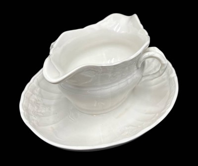 Auktion 369<br>gr. Sauciere KPM Berlin, weiss mit  Reliefdekor,  Decor Rocaille blaue  Zeptermarke [1]