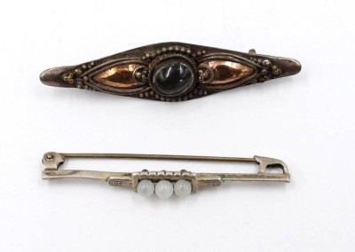 Auktion 369<br>2x div. ältere Silber-Broschen, 1x Perlen und 1x Onyx, Alters-u. Tragespuren, zus. 4,9gr., ca. L-4,5cm [1]