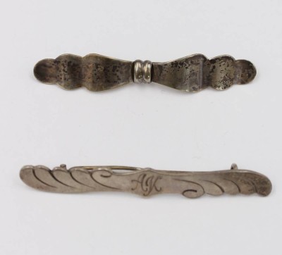 Auktion 369<br>2x div. Silberbroschen, 830er und 1x geprüft, Ziermonogramm 