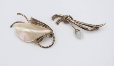 Auktion 369<br>2x div. Silberbroschen, 1x Perlmutt 1x Mondstein, zus. ca. 12,2gr., L-5,5cm [1]