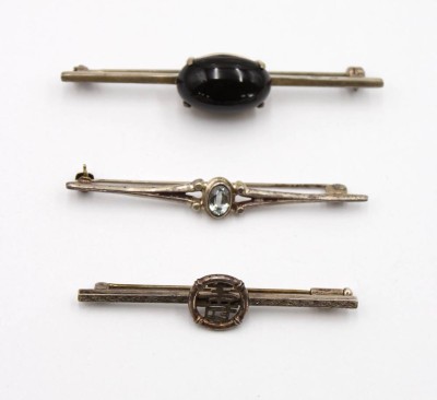 Auktion 369<br>3x div. Silber-Broschen, älter, Onyxcabochon, hellblauer Stein sowie 1x chin. Schriftzeichen, zus. ca. 12,6gr., L-6,5cm, [1]