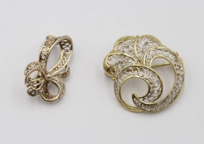 Auktion 369<br>2x filigran gearbeitete Silberbroschen, zus. ca. 6gr., ca. D-2,5cm [1]