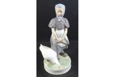 Auktion 369<br>Gänsemagd, Royal Copenhagen, Entw. Chr. Thomsen, älter, H-24 cm [1]