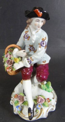 Auktion 369<br>sitzender Gärtnerjunge mit Blumenkorb 