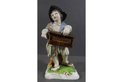 Auktion 369<br>Porzellanfigur, Junge mit Leierkasten, älter, bemalt, H-12,5 cm [1]