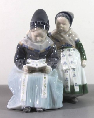 Auktion 369<br>Zwei lesende Amager Mädchen, Royal Copenhagen, Entw. Lotte Benter, u. sign., Modell-Nr. 1395, polychrome Unterglasurbemalung, H- 17 cm [1]