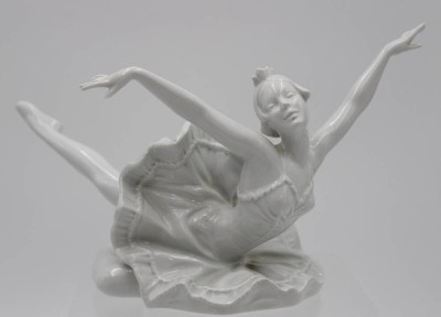 Auktion 369<br>Ballerine, Weißporzellan, ungemarkt, H-13,8cm L-23,5cm. [1]