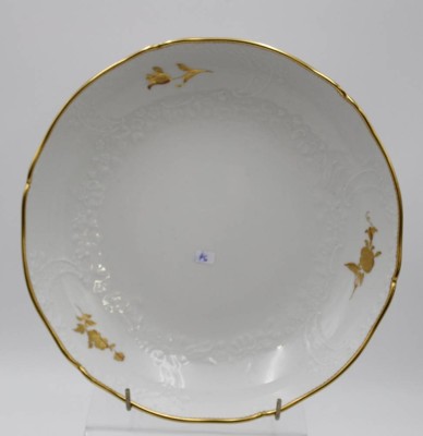 Auktion 369<br>gr. Schale, Meissen, Schwertermarke, florale Bemalung in Gold, 2 Schleifstriche, H-5,7cm D-26cm. [1]