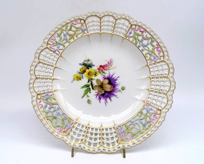 Auktion 369<br>Teller, Meissen,  Blumendekor mit einer sehr schön ausgearbeiteten Bordüre durchbrochen, Schwertermarke (Durchschliffen ), D- 24,5 cm sehr guter Zustand [1]