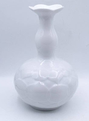Auktion 369<br>Vase, Meissen, Entw.  von Ludwig Zepner, Serie Weiss für Meissen, Dekor Lotusblume, H- 20cm, 2 Schleifstriche [1]