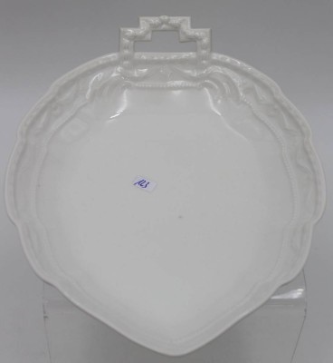 Auktion 369<br>gr. Blattschale, KPM Berlin, Kurland, Weißporzellan, H-5,5cm, 24 x 18,5cm. [1]