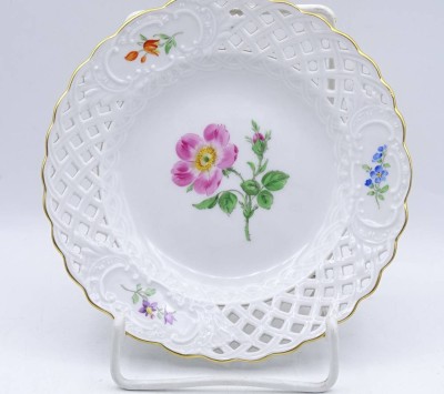 Auktion 369<br>kl. Gebäckteller, Meissen, mit Durchbruchrand, florales Dekor, D-15,5cm [1]