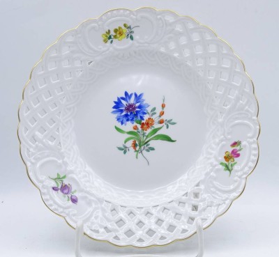 Auktion 369<br>Gebäckteller, Meissen, mit Durchbruchrand, florales Dekor, Schwertermarke, 1. Wahl, D-18cm [1]