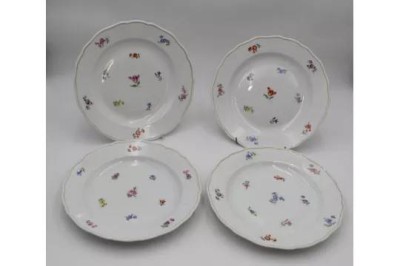 Auktion 369<br>4x flache Teller, Meissen, Schwertermarke, Streublümchen, 1. Wahl, je D-25,5cm. [1]