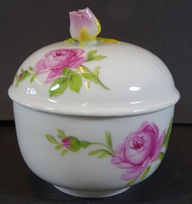 Auktion 369<br>Zuckerdose, Meissen, Rote Rose, 2.Wahl, Deckelrose mit kl. Chip, H-8 cm, D-8 cm [1]