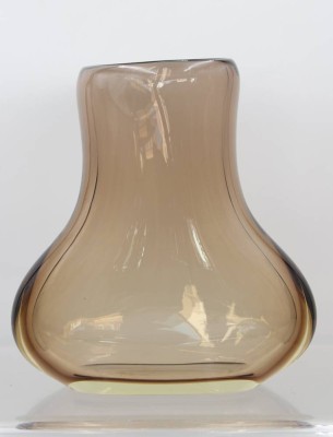 Auktion 369<br>Kunstglas-Vase, braunes Glas, a. H-21,5cm B-20,5cm [1]