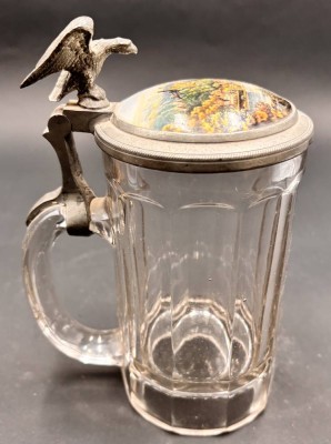 Auktion 369<br>Bierkrug mit Porzellandeckel, bemalt mit Schloss Heidelberg, Adler als Daumenraster, H-17 cm [1]