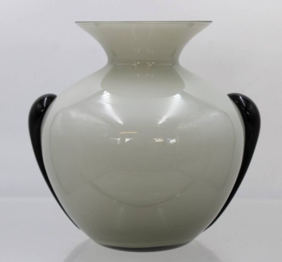 Auktion 369<br>Vase, Milchglas, schwarze Aufschmelzungen, ca. H-13,8cm [1]