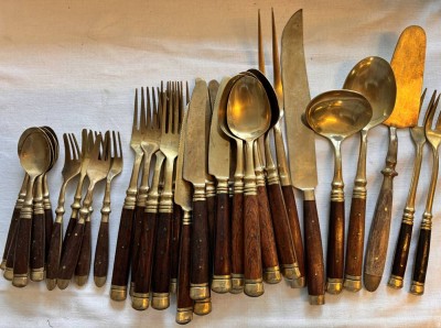 Auktion 369<br>36 tg. Besteck, Bronze und Rosen-Holzgriffe, ungepflegt, für 6 Pers. (nur 5 Kuchengabeln) [1]