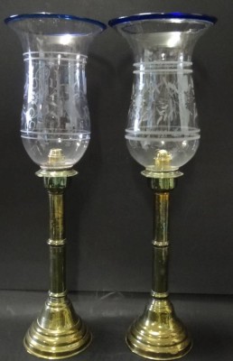 Auktion 369<br>Paar hohe Windlichter, Russland, Messingstand mit beschliffenen Gläsern, Rand blau emailliert, H-53 cm [1]