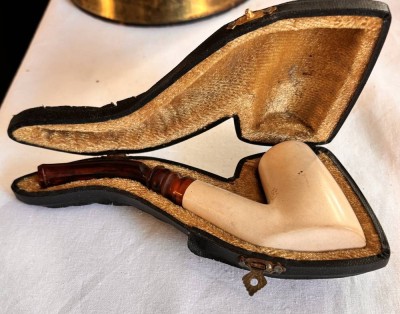 Auktion 369<br>Meerschaumpfeife mit Bernstein-Mundstück in Etui, H-7 cm, L-15 cm [1]