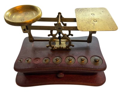 Auktion 369<br>Briefwaage mit Gewichten, Holzstand mit Schublade, H-12 cm, B-21 cm, ein Gewicht fehlt [1]