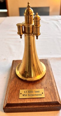 Auktion 369<br>Tischmodell des Leuchtturms Roter Sand, massiv Messing  auf Holzplatte, H-17 cm, [1]