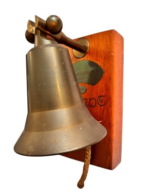 Auktion 369<br>gr. massive Bronze Schiffsglocke auf Holzbrett, 19x25 cm [1]