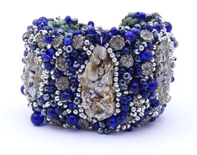 Auktion 369<br>Breites besticktes Armband mit Perlmuttstücken und blau/grauen Farbsteinen,Saatperlchen, Silberknöpfen ? L- 21cm, B- 5,0 cm, Handarbeit, wohl 50/60-er Jahre [1]