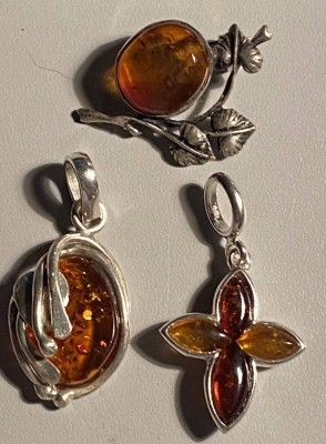 Auktion 369<br>3x div. Bernsteinschmuck, 2x Anhänger S-925-, 1x Brosche S-875-, diese Baltikum, zus. 15,5 gr. [1]