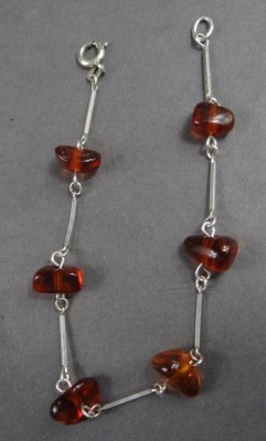 Auktion 369<br>feines Silber-Armkette mit 6 kl. Bernsteinen, L-20  cm, 8 gr. [1]