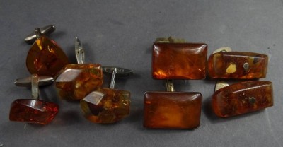 Auktion 369<br>4 Paar Manchettenknöpfe mit Bernsteinen, 1x Silber-875- Baltikum/Königsberg, 1x -835-, 2x Metall, zus. 42 gr., alle älter, wohl Vorkrieg [1]