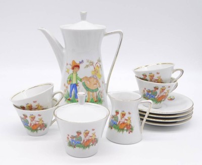 Auktion 369<br>Kinderservice, Bavaria Schirnding, Untertassen und Tassen je zwei unterschiedliche Motive, H. Kanne: 18,5 cm, leichte Altersspuren, Goldrand stellenweise abgerieben [1]