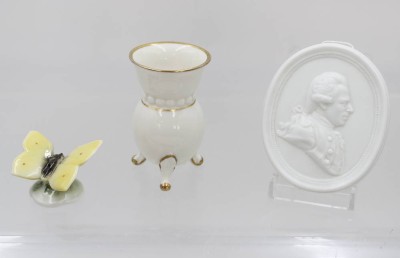 Auktion 369<br>3tlg Konvolut, Schmetterling, Miniaturvase von Rosenthal, Relief-Medaillon Fürstenberg, ca. H-9cm [1]