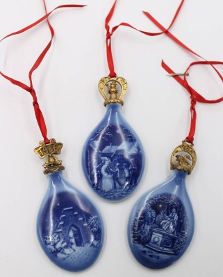 Auktion 369<br>Bing & Grøndahl Weihnachtstropfen, 1986, 87 und 88, 1986 mit Klebereste?, ca. L-9cm [1]