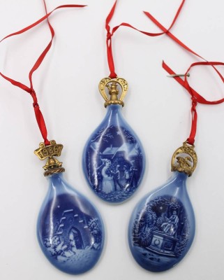 Auktion 369<br>Bing & Grøndahl Weihnachtstropfen, 1986, 87 und 88, 1986 mit Klebereste?, ca. L-9cm [1]