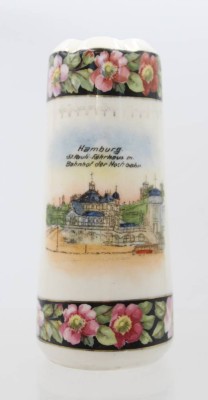 Auktion 369<br>Andenkenvase um 1900, Hamburg St. Pauli, Altersspuren, ca. H-15cm [1]