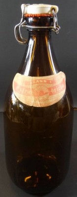 Auktion 369<br>grosse Bierflasche, 2 Liter, mit Porzellan-Verschluss, wohl Dänemark, H-37 cm [1]