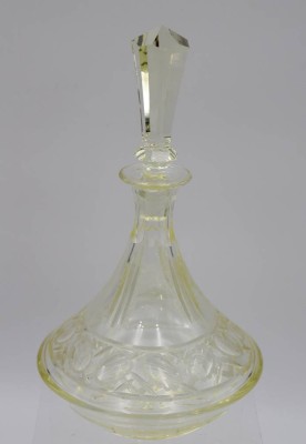 Auktion 369<br>Art-Déco Karaffe, gelbliches Glas, beschliffen, ca. H-26,5cm. [1]