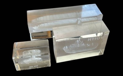 Auktion 369<br>3 Schiffsmodelle, 3D Laserdruck in Glas-Block, L-max 6x20 cm [1]