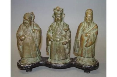 Auktion 369<br>3x Bronze-Figuren, chines. Würdenträger, auf Holzsockel, ungepflegt, patiniert, H-ca.17 cm, B-22 cm [1]