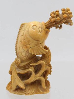 Auktion 369<br>Snuffbottle o.ä. in Form eines Fisches, Japan, wohl Kunstmasse, leider beschädigt, Boden gemarkt, ca. H-8cm [1]