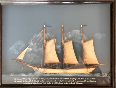 Auktion 369<br>Wandvitrine mit Halbmodell eines Frachtseglers von 1874, spanisch beschriftet, 38x50 cm [1]